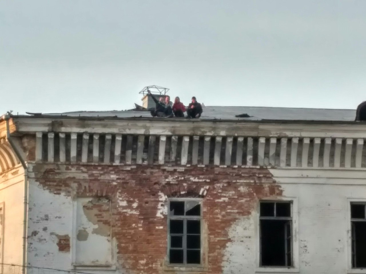 В Полтаве подростки гуляют по крыше Кадетского корпуса (фото)