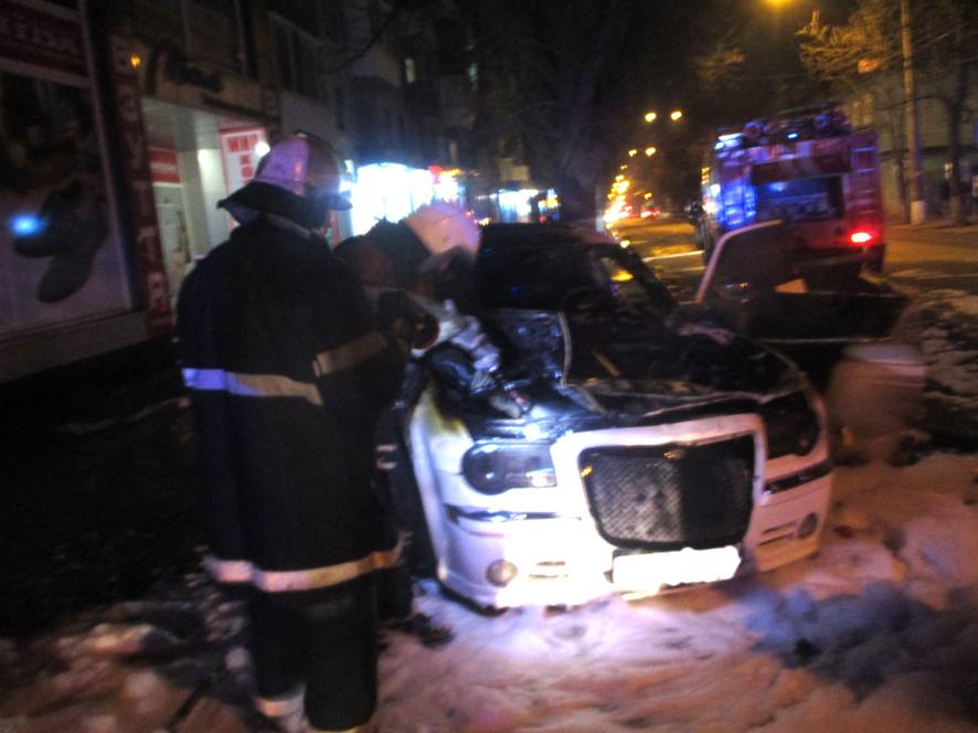 В Кременчуге сгорел элитный автомобиль (видео)