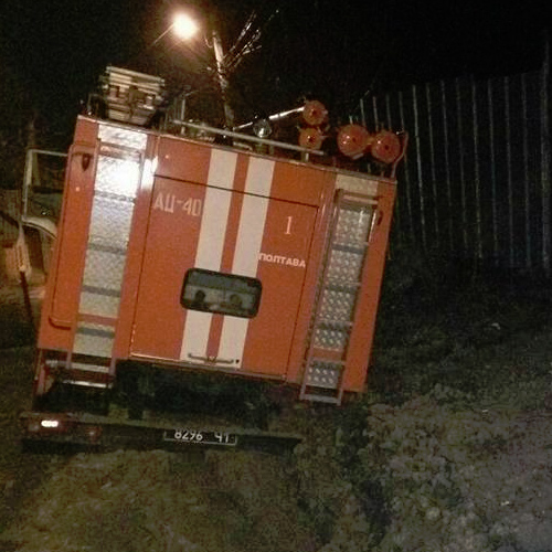В Полтаве пожарный автомобиль провалился в грунт (фото)