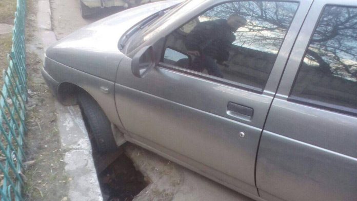 В Полтаве автомобиль провалился в открытую ливневку (фото)