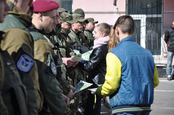 Полтавским полицейским подарили обереги (фото)