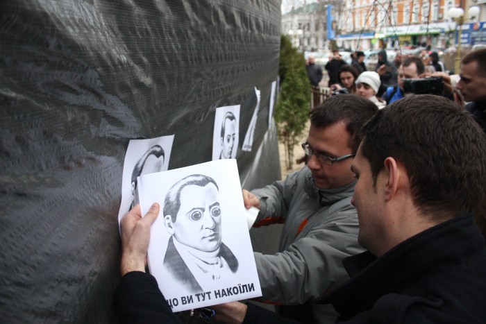 Полтавчане вышли на акцию протеста с портретами Котляревского (фото)
