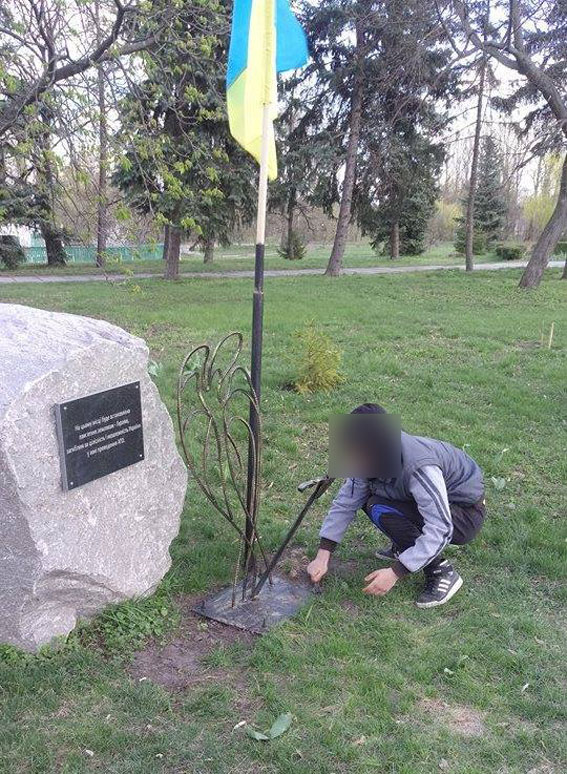 На Полтавщине парень пытался повредить памятник воинам АТО (фото)