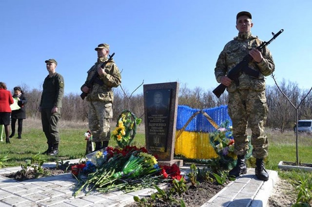 На Донбассе открыли памятный знак полтавчанину