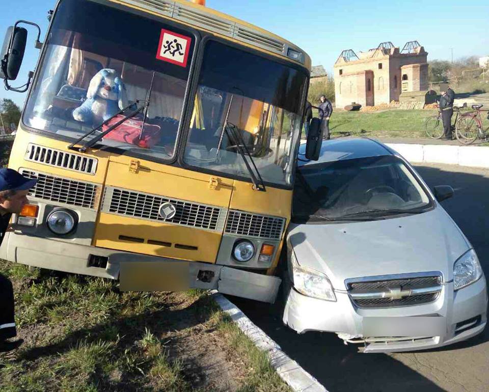 Школьный автобус столкнулся с Chevrolet: водитель легковушки был пьян (фото)