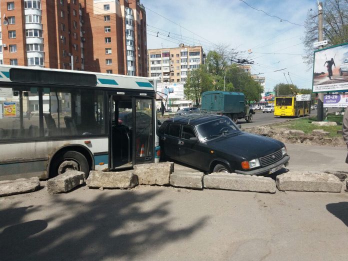 В Полтаве в ДТП попал автобус с пассажирами (фото)