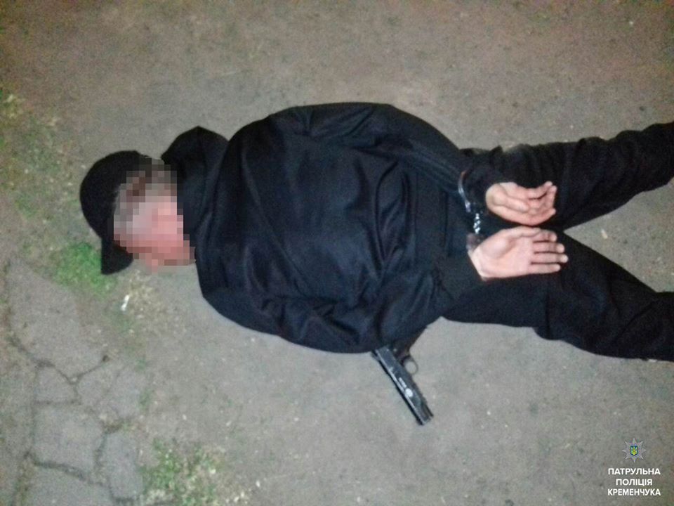 Кременчужанин угрожал полицейским пистолетом (фото)