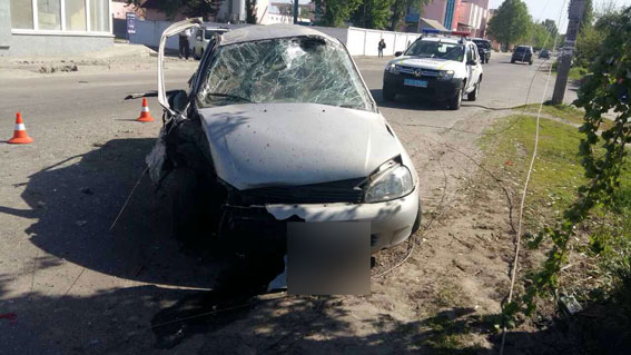 В Полтаве автомобиль влетел в столб и перевернулся (фото)