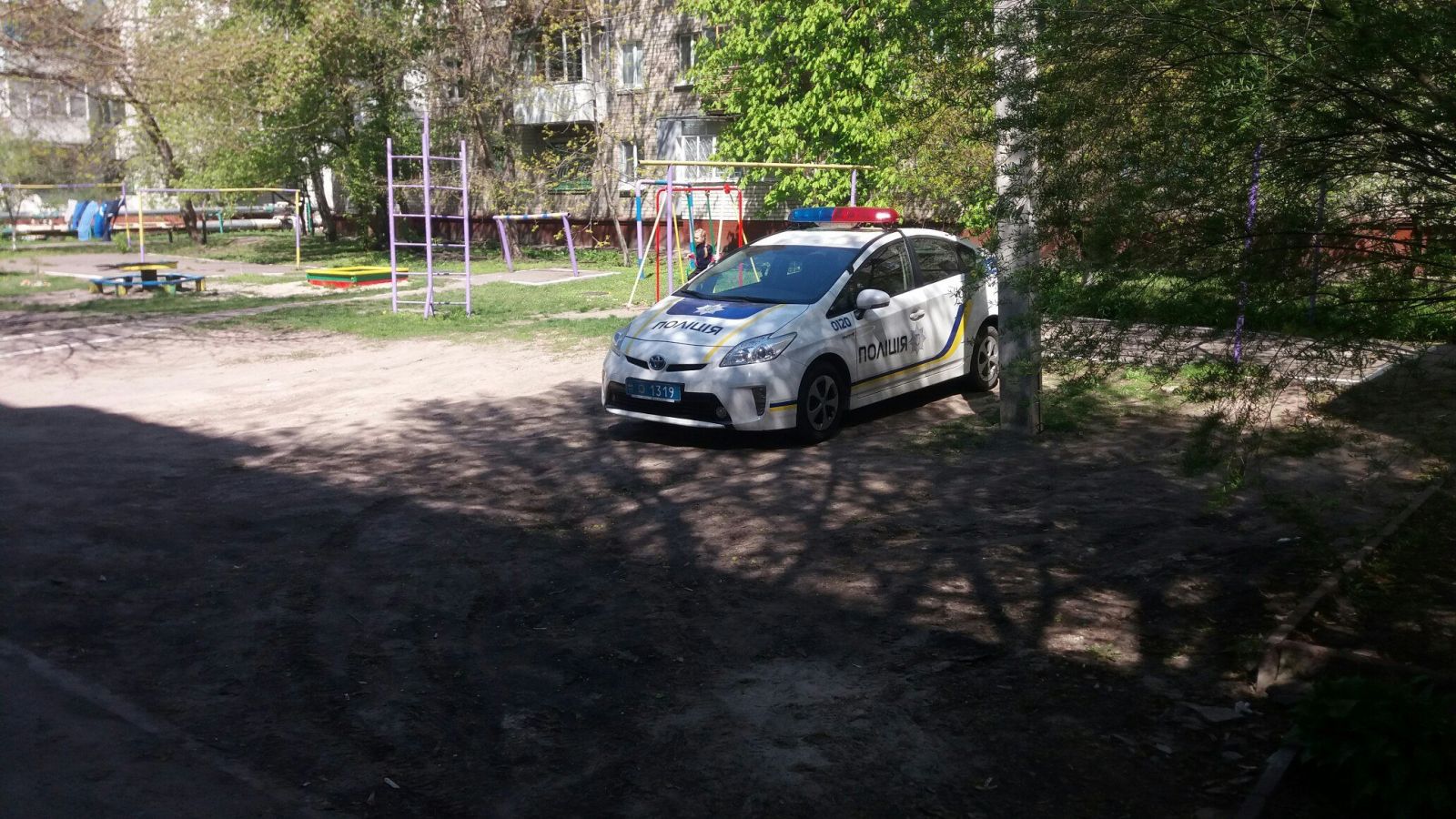 Патрульные Кременчуга припарковались на детской площадке (фото)