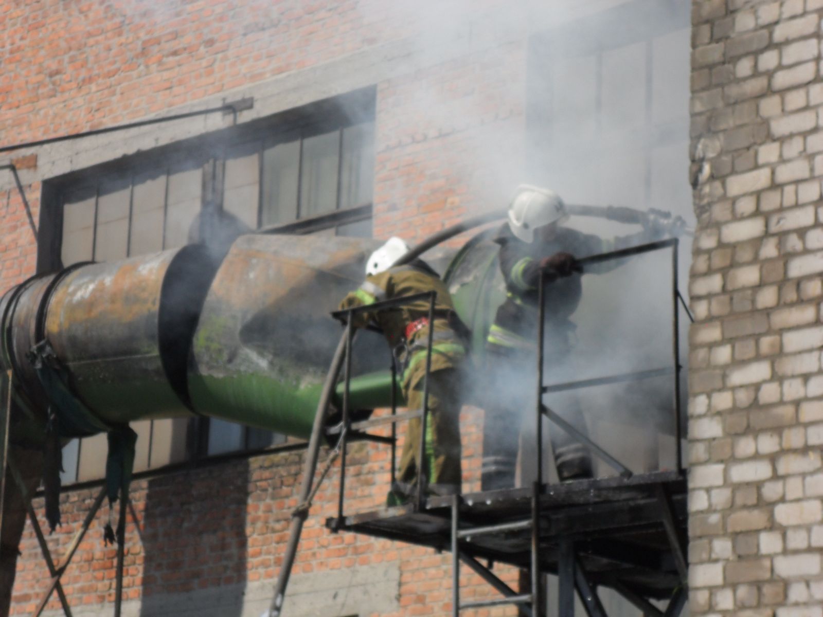 В Полтаве произошел пожар на заводе (фото)