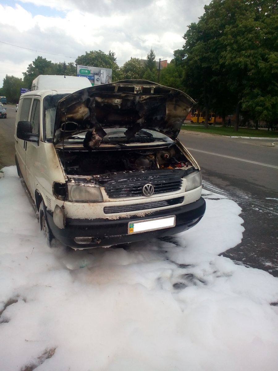 В Лубнах горел микроавтобус (фото)