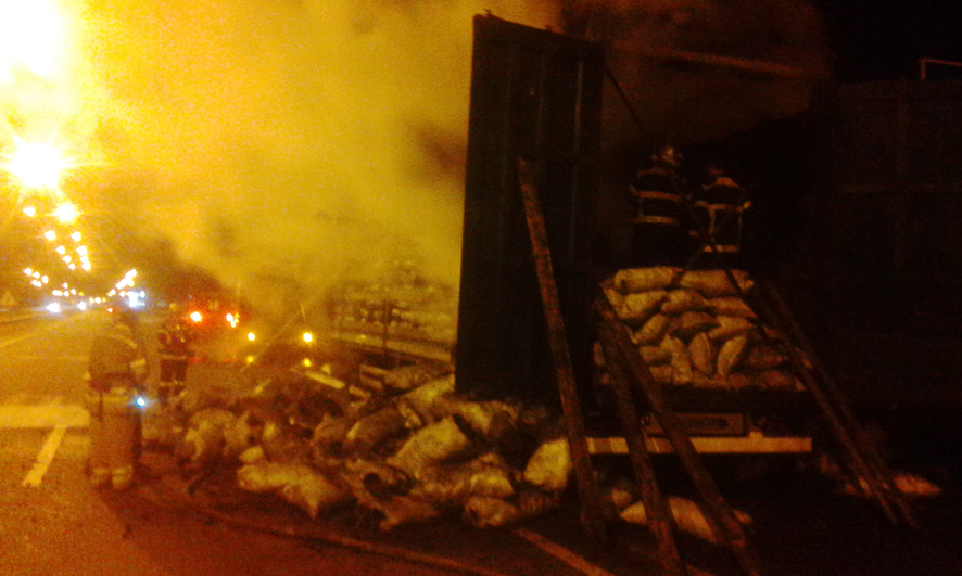 На полтавской трассе загорелся грузовик с углем (фото)