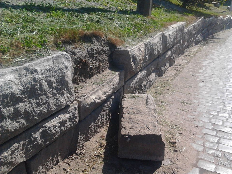 В Полтаве со склона горы падают каменные глыбы (фото)