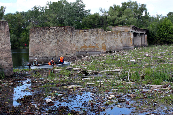 На полтавской реке - огромный затор из деревьев (фото)