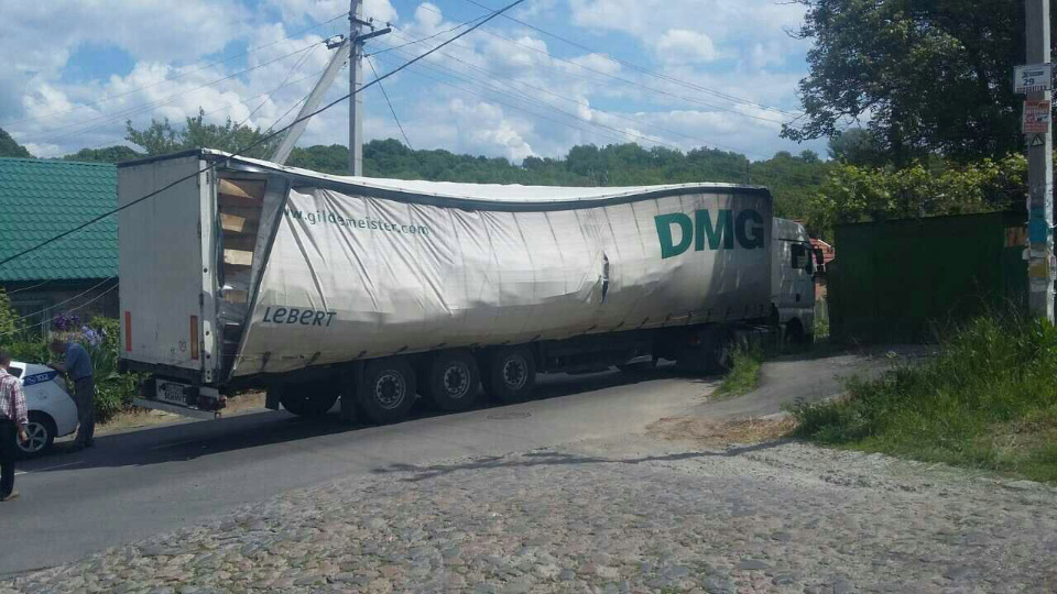 В Полтаве фура врезалась в столб: часть домов без света (фото)