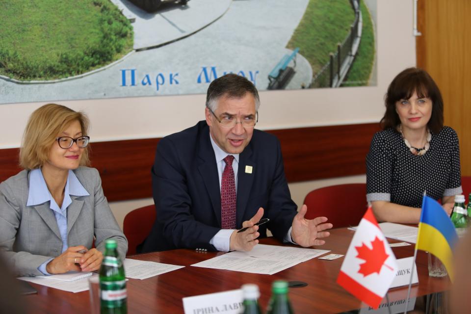 Посол Канады заинтересовался заводом Кременчуга (фото)