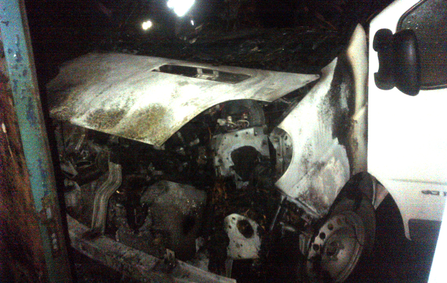 В Карловке горел микроавтобус (фото)