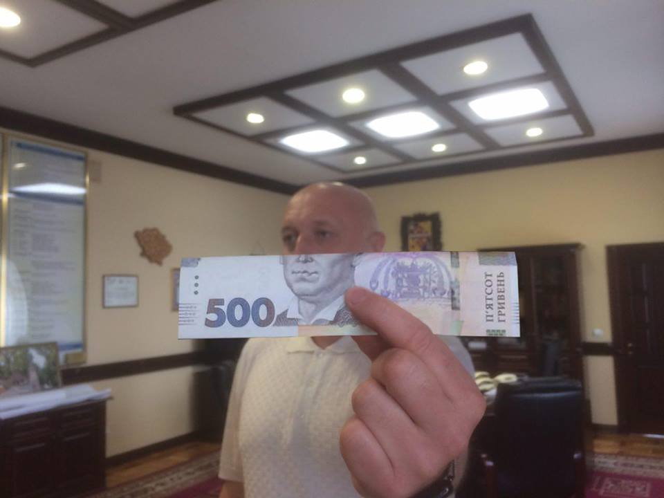 Губернатор Полтавщины поучаствовал в денежном флэшмобе (фото)