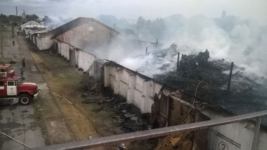 На Полтавщине семь часов горело зернохранилище (фото)