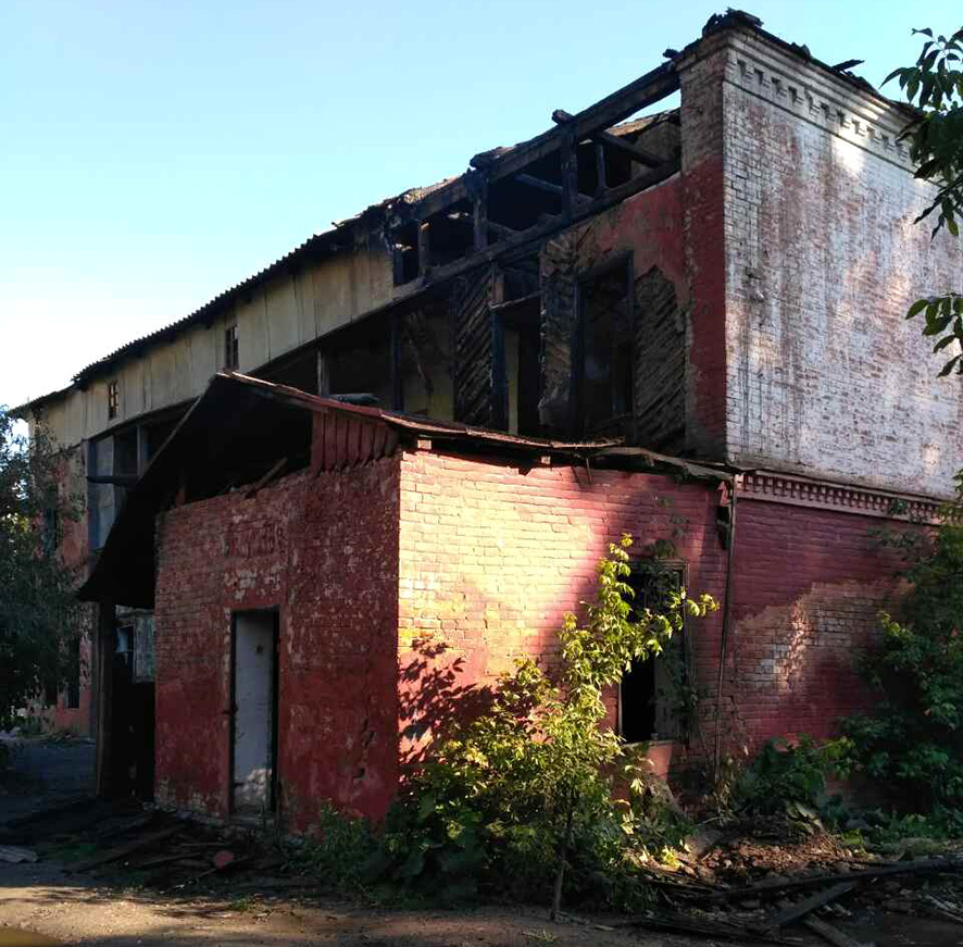 В Полтаве горела брошенная школа (фото)