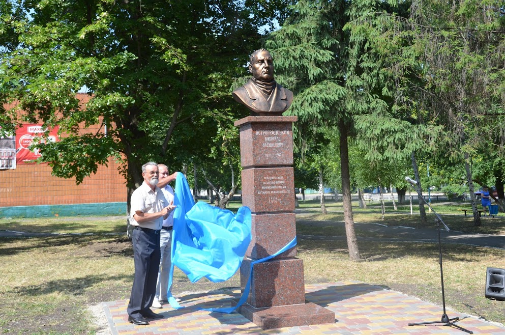 В полтавском поселке появился памятник математику XIX века