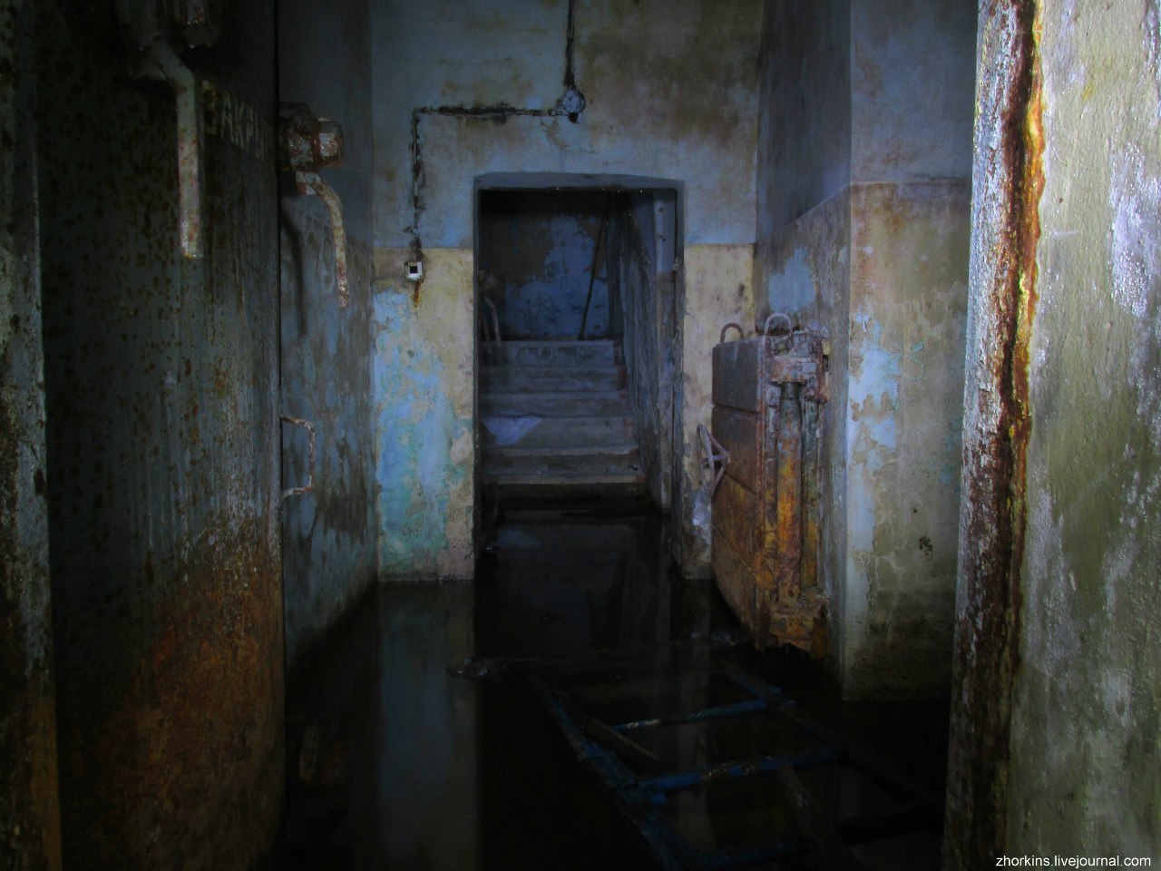 Заброшенное бомбоубежище Полтавы с закрытым сейфом (фото)