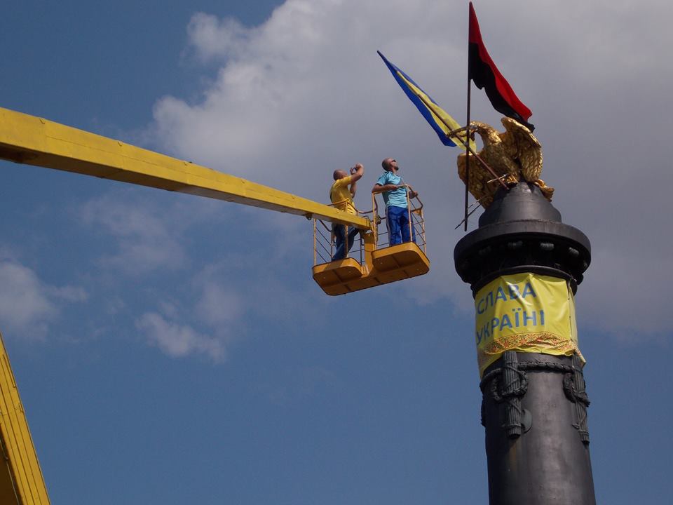 На памятнике в честь Полтавской битвы появился красно-черный флаг