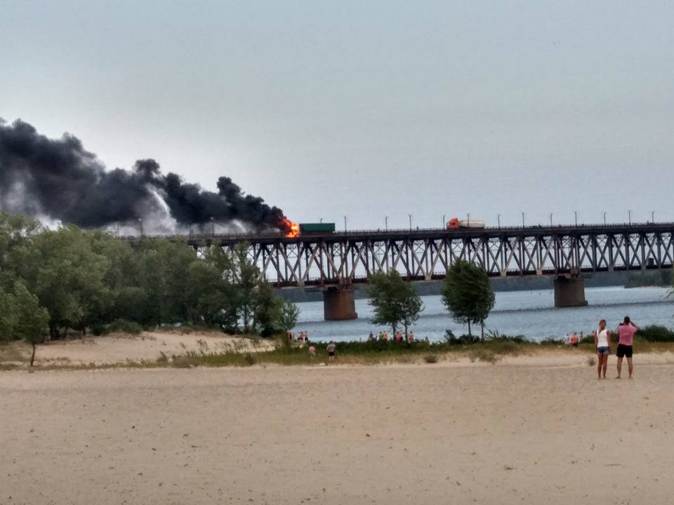 На Полтавщине загорелась фура на мосту (фото, видео)