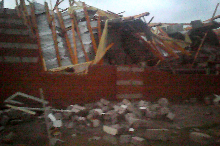 На Полтавщине рухнула постройка: под завалами оказались люди (фото)