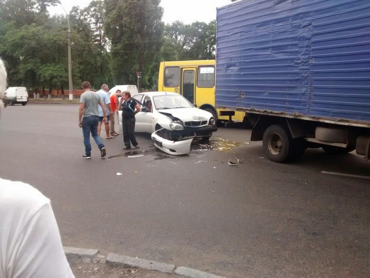 В Полтаве столкнулись Lanos и грузовик (фото)
