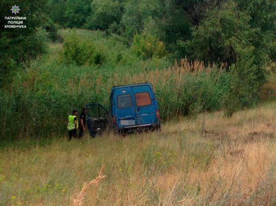 Водитель, сбегая после ДТП, слетел в кювет в Кременчуге (фото)