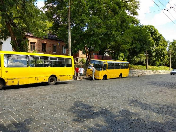У автобуса с пассажирами в Полтаве отпало колесо (фото)