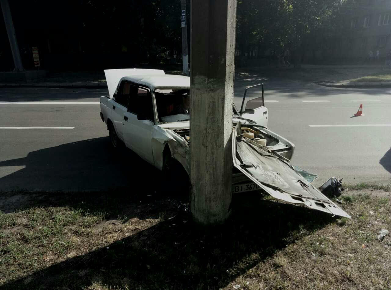 В Кременчуге автомобиль влетел в столб (фото)