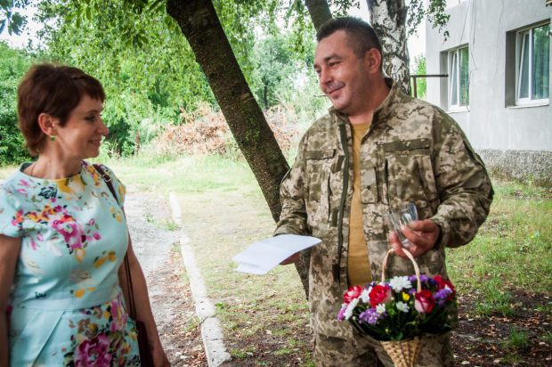"Полтававодоканал" подарил должникам цветы и сувениры (фото)
