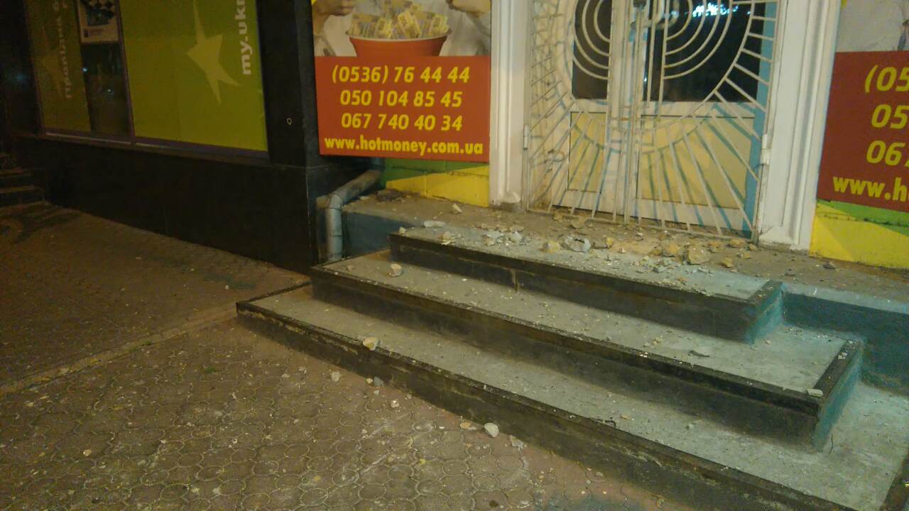В центре Кременчуга обрушилась часть балкона (фото)