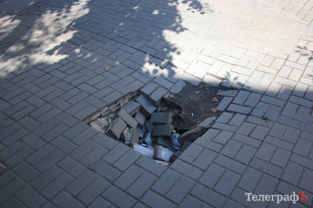 В Кременчуге провалился тротуар (фото)