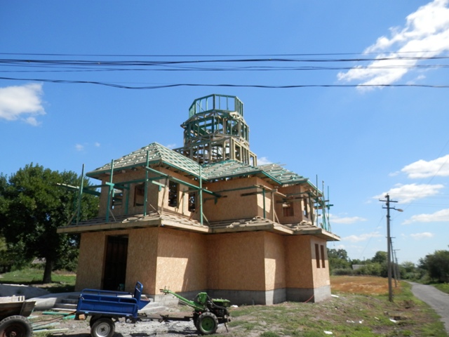 На Полтавщине строят деревянный храм (фото)