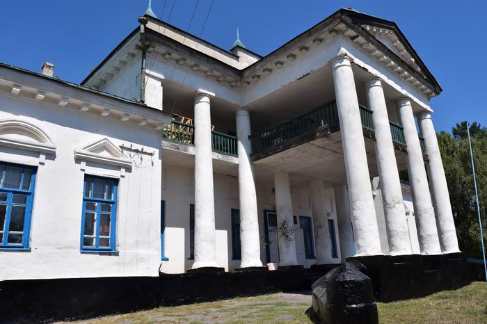 На Полтавщине существует школа во дворце XIX века (фото)