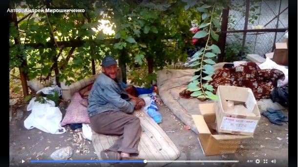Бездомный оборудовал "жилище" прямо в центре Кременчуга