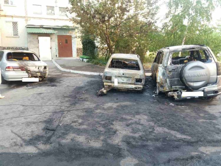 В Полтаве ночью горели автомобили (фото, видео)