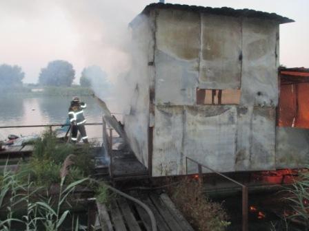 На понтонах Днепра случился пожар (фото)