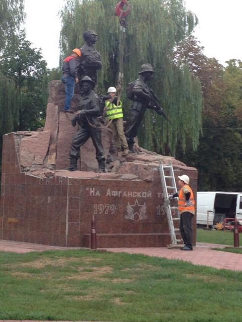 В Кременчуге временно демонтировали памятник афганцам (фото)