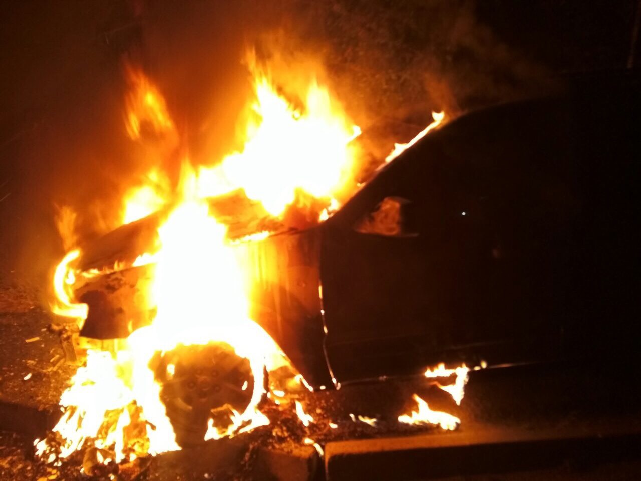 В Горишних Плавнях загорелся Jeep Cherokee