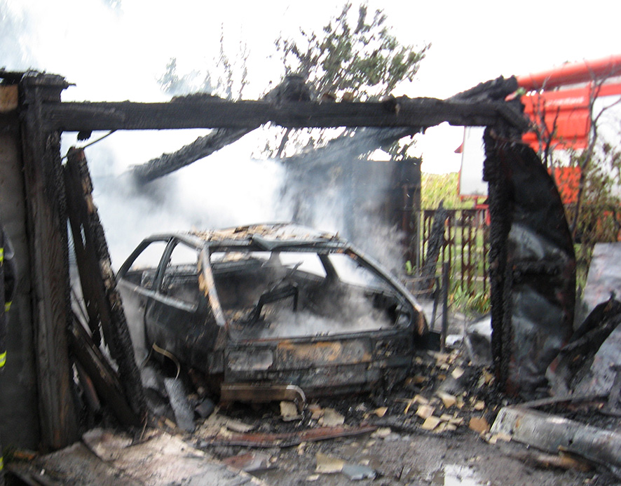 В Полтаве сгорел гараж с автомобилем (фото)