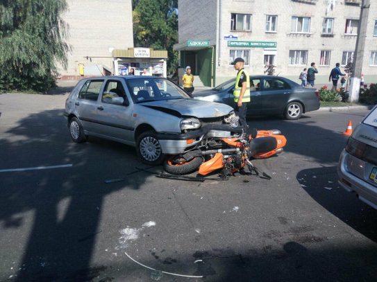 Столкнулись автомобиль и мотоцикл: есть пострадавший (фото)