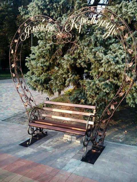 В Кременчуге появилась романтическая скамья (фото)