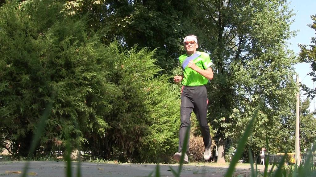 70-летний полтавчанин ежедневно пробегает 15 километров