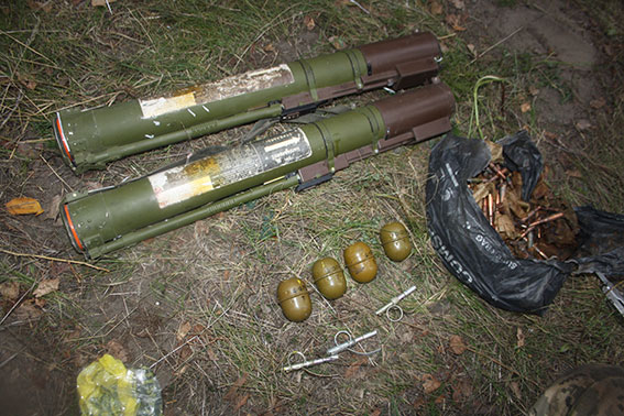 На Полтавщине обнаружили тайник с гранатометами (фото)