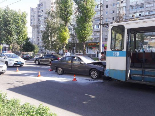 В Кременчуг Opel врезался в троллейбус и задымился (видео)