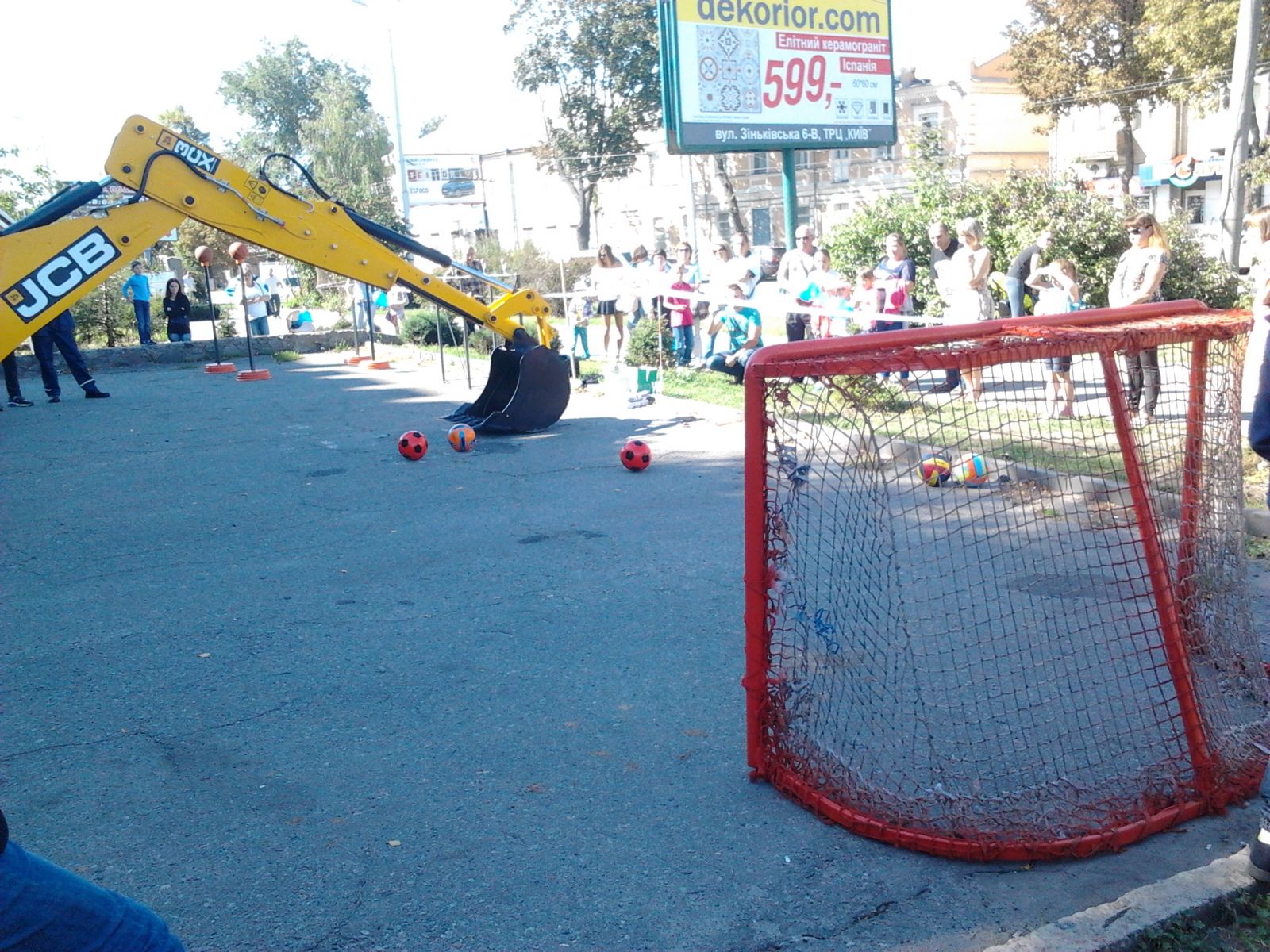 В Полтаве в футбол играли экскаваторами (фото)